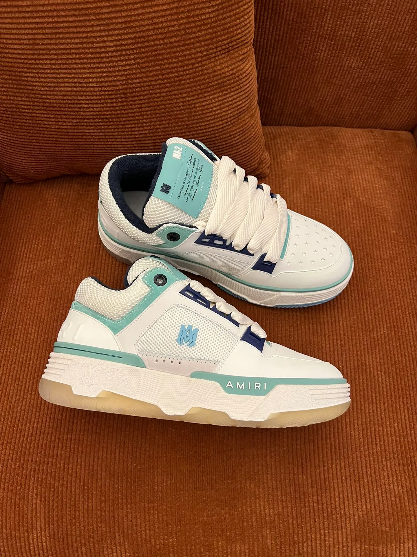 p620💰Men's shoes Amiri Emile's 2023 spring and summer new MA-1 bread shoes, couple models, casual sports shoes, sneakers Amiri gave up the rock punk style in the new season and used a large number of unsaturated colors, Morandi tones, whether you see or wear them, it will make people very happy. The large tongue of the bread shoes continues, shortens the length of the shoe body, thickens the midsole, and the toe part is more rounded. Amiri's brand letters and MA logo appear on the side of the shoe. Fabric: Original customized imported first-layer cowhide + mesh. Lining: Original customized breathable towel lining. Outsole. Foam combination material. Bottom thickness: 4CM. Size: Men's 39-45